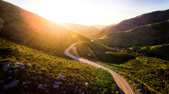 Foto Uma pessoa correndo em uma estrada com um fundo do céu – Imagem de  Macho no Unsplash